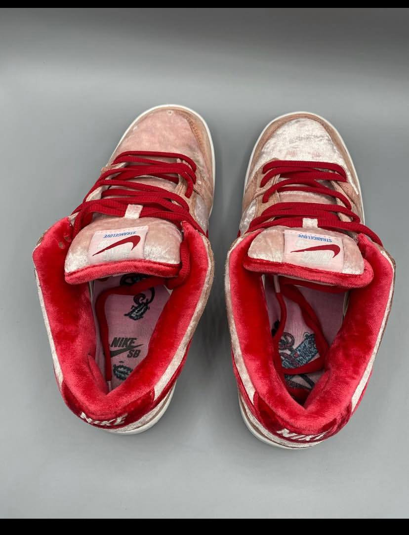 Nike SB DUNK LOW x Strangelove